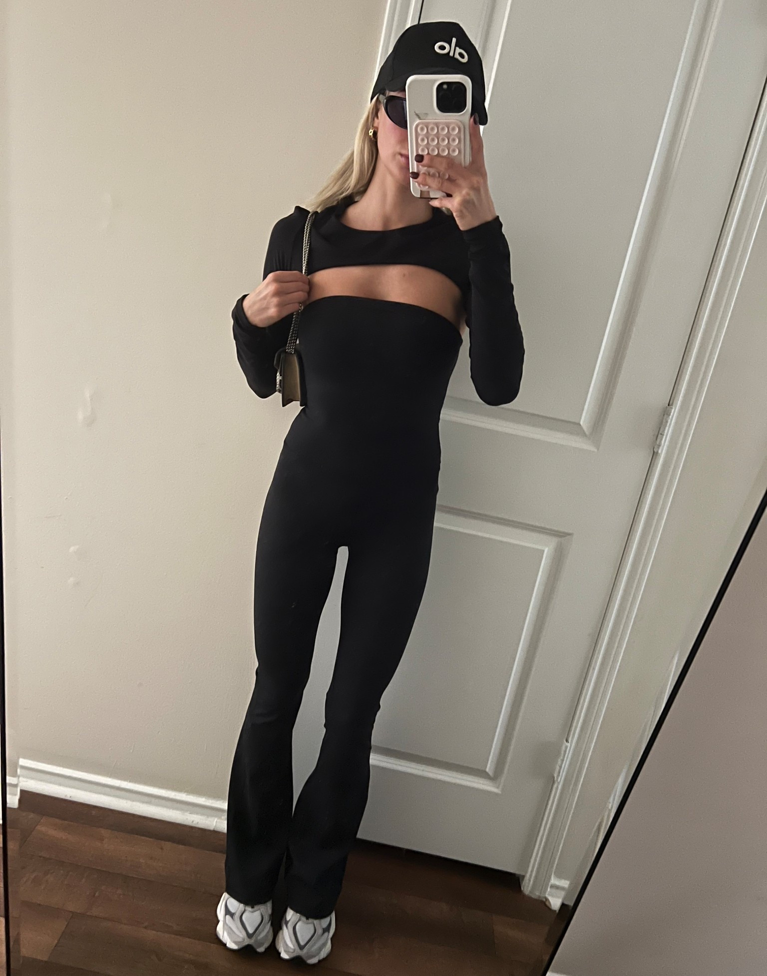 Chic errands fit of the day 🖤 #alo #newbalance #athlesiure #casual #ootd 

#LTKPetite #LTKFindsUnder50 #LTKActive