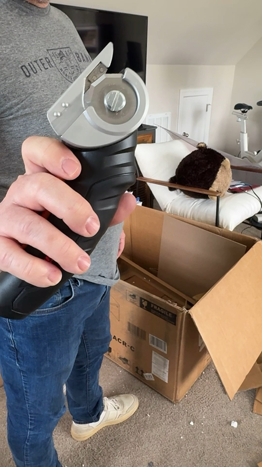 Rechargeable box cutter!!
Slices through cardboard just like butter🤣 comes with 2 safety blades and a carrying case.

Cordless electric scissors, electric box cutter, fabric cutter.

#LTKSeasonal #LTKstorytime #LTKHome