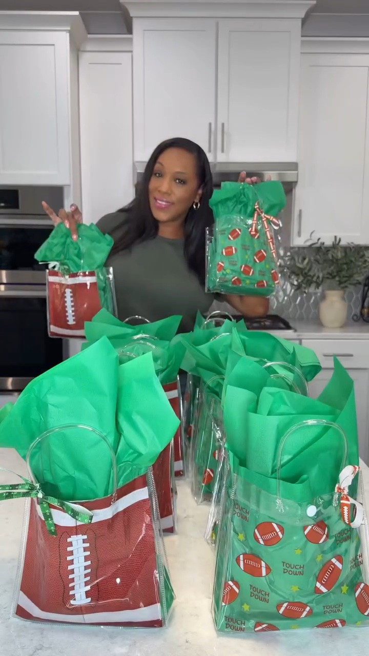 If you’re a sports mom looking for easy ways to elevate football team snacks, these are the bags I always keep stocked.
They’re perfect for game day snacks, practice treats, and any sport where you’re on snack duty.

They are super cute and way better than showing up with plain Ziplocks.

Linking my go-to snack bags and sports season essentials below!


#LTKFamily #LTKmomlife #LTKKids