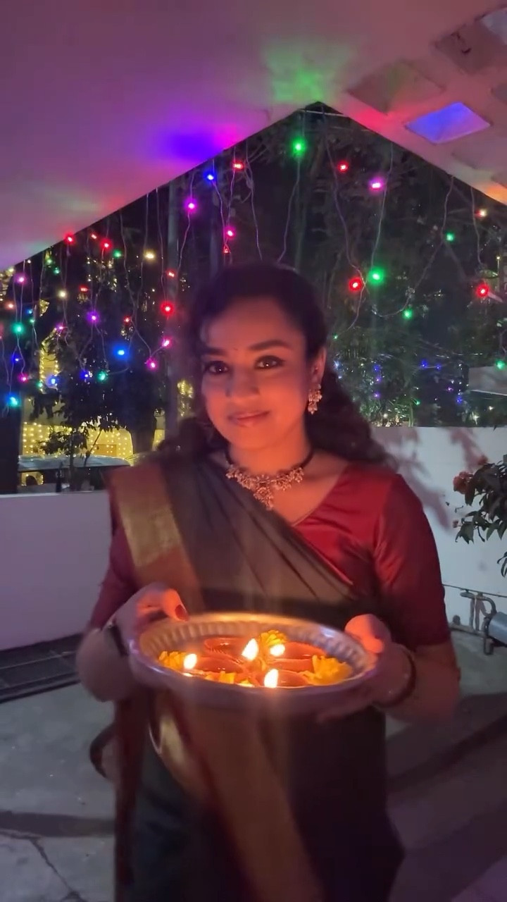 Deepavali Subhakankshalu! 🪔 wishing everyone a warm and bright 2025 Diwali! Celebrating in my Tata & Ammamma’s house this year is making this even more special ✨

Inspo: @neha.dharma 
Silhouette: @tiabhuvadotcom 
Jewelry: @_bysimran @ultrahumanhq @adithi_collections_  @mejuri @bypavoi 
Skin: @medicube_global_official @dieuxskin @dermalogica @livetinted 
Makeup: @danessamyricksbeauty @hudabeauty @milkmakeup @kulfi.beauty @themobbeauty @saiebeauty @nyxcosmetics 

#diwali #special #festival #india #sari #hyderabad #telugu