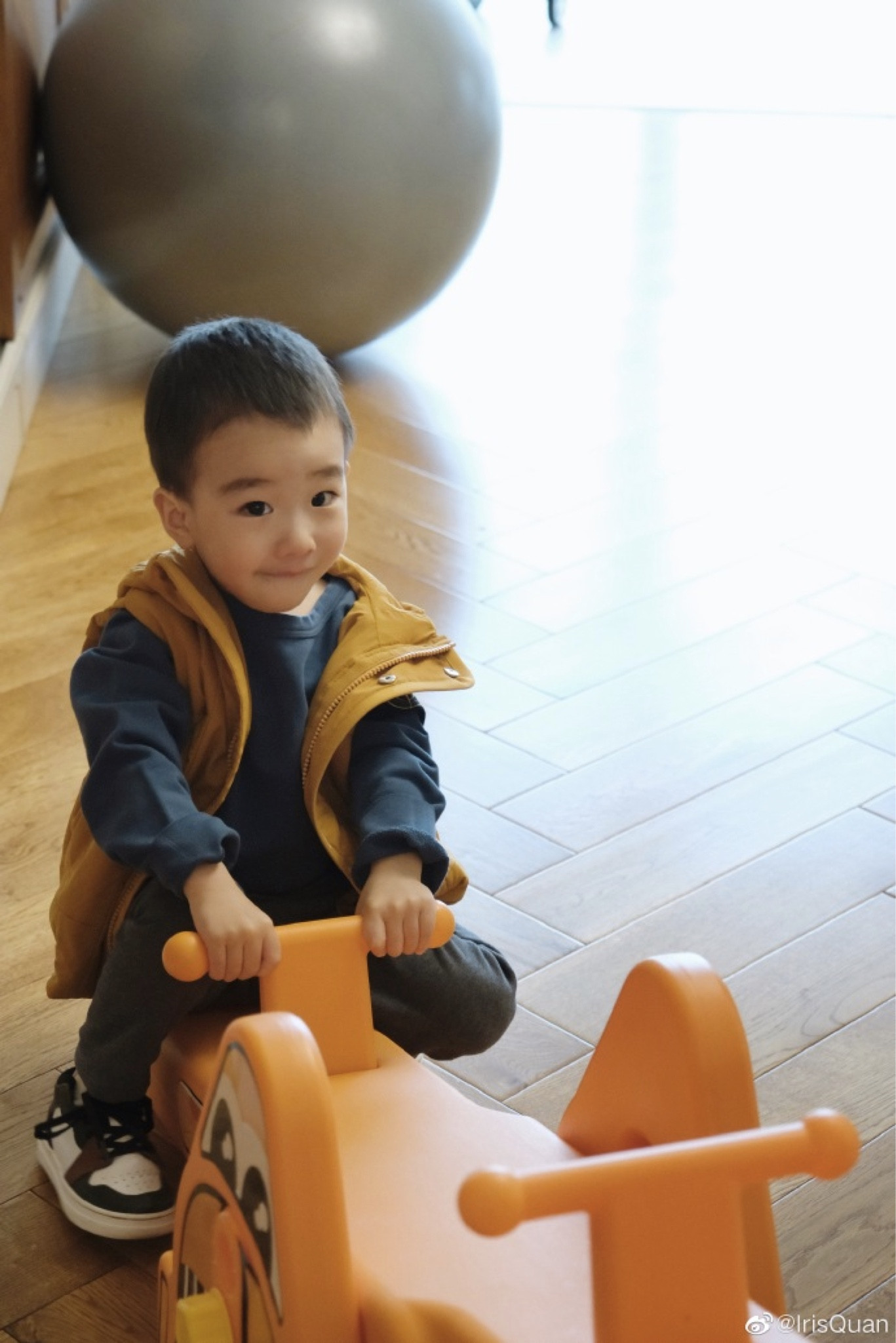 三月份的小宝子，感觉又长大了不少 🐼 第一次离开他这么久，不过就快可以回家把这个小伙子抱在怀里rua了 🥰 #宝子成长记##一条plog告别三月# ​​​

#LTKstyletip #LTKfamily #LTKkids