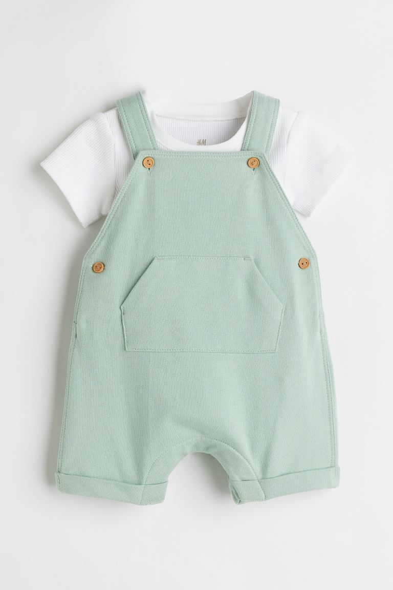 Conscious choice  New ArrivalSet with a short-sleeved bodysuit and overalls. Bodysuit in ribbed c... | H&M (US)