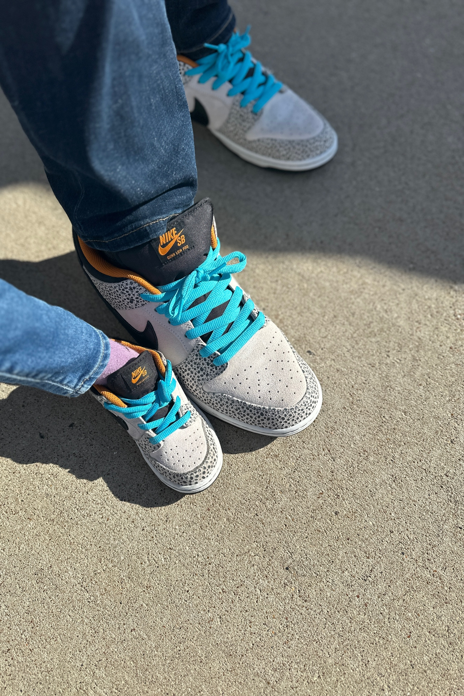 Stuntin’ like my daddy! My two heart beats. Daddy loves dressing Emily in matching shoes with him 🖤 And I love it too! 

#nikesbdunk #toddlersneakers #sneakergang