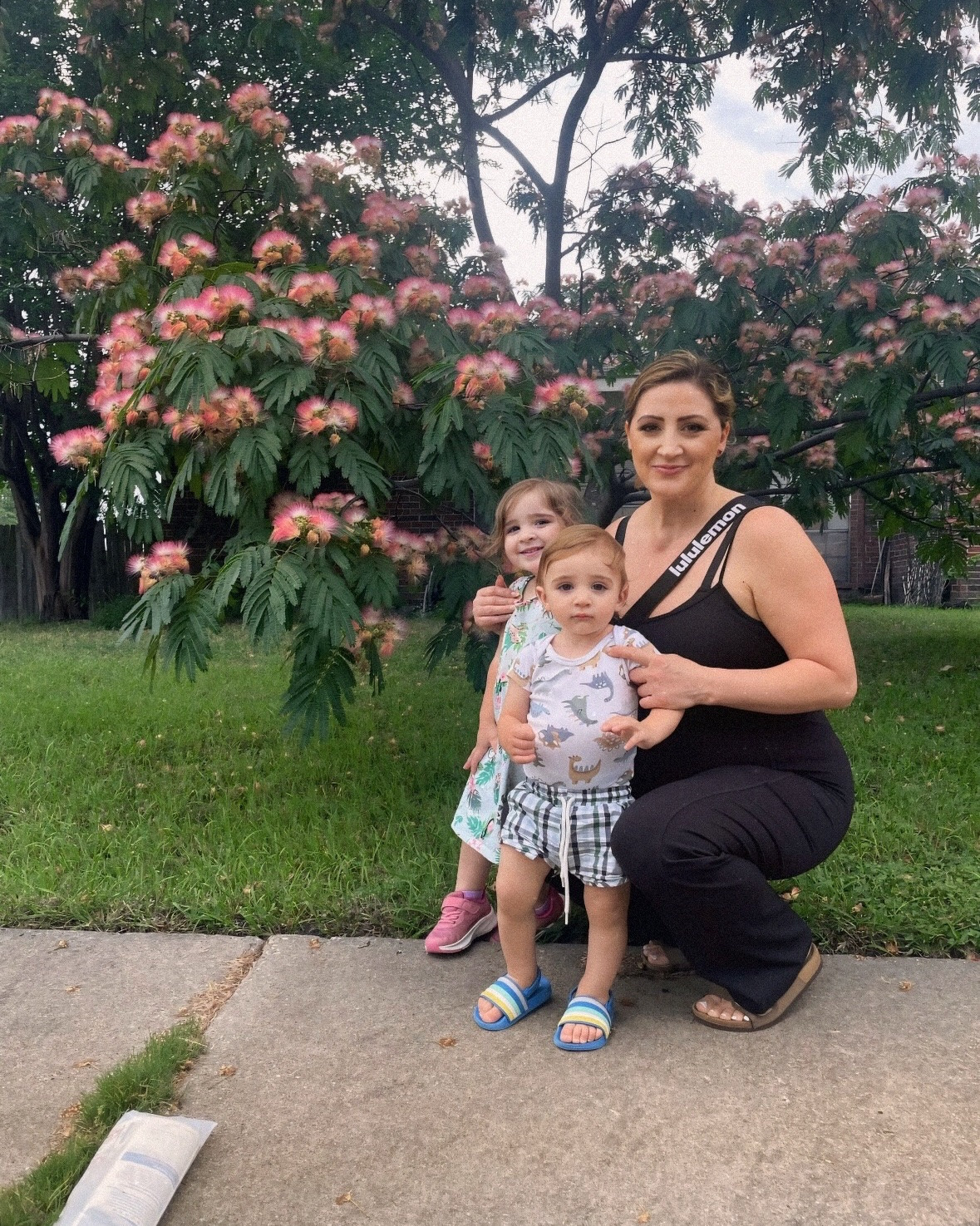 What you don’t always see from me… 🤍 

The evening walks with my babies because I’m trying to bond with them better on the days they choose their siblings over me. The toys all over the house that somehow never stay picked up for more than 5 minutes. The workouts when I’m exhausted but still show up. The supplements, the small changes, the baby steps toward becoming the healthiest and strongest version of myself.

I’m not chasing perfection. I just want to be an active mom who can keep up with her kids, make memories with them, and feel good doing it. One day at a time. 🫶

Also… tell me your best advice for helping kids get along: from babies to tweens 😅 What’s worked in your home? And what’s been your biggest challenge in motherhood lately? PS: my neighbor’s tree looks and smells heavenly, yet I have no clue what type of tree it is.