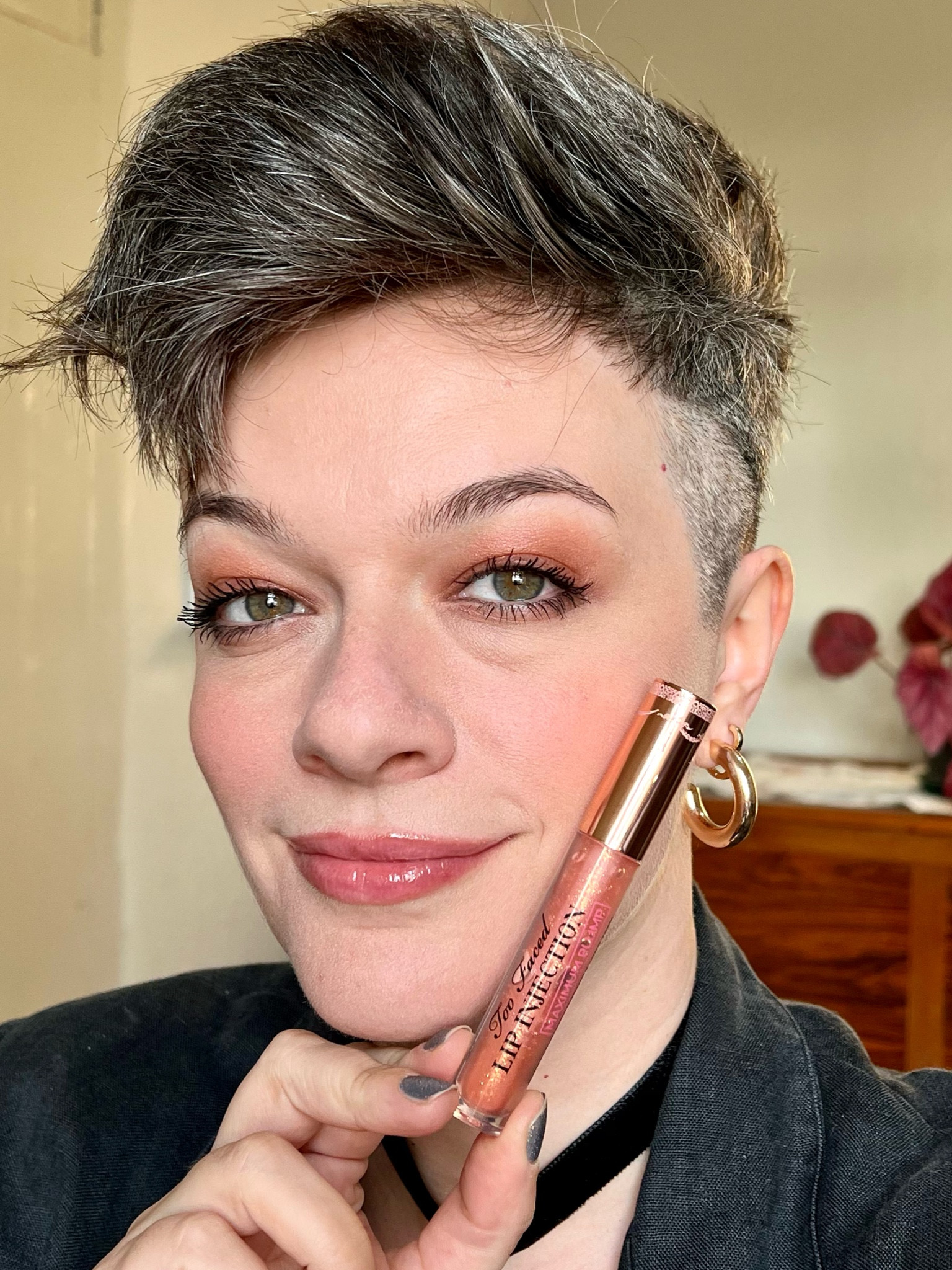 O Lip Injection sem dúvidas é um gloss de efeito plump que REALMENTE faz uma mágica! Senti ardência em momentos alternados, que duraram um tempinho e depois passaram. Meus lábios esquentaram e mudaram radicalmente de cor! Senti um volume principalmente nos lábios superiores. Para quem não gostava do efeito de ardência dos plumps, tô apaixonada nesse e com certeza vou usar demais! #ltkconbr2023

#LTKbeauty #LTKbrasil