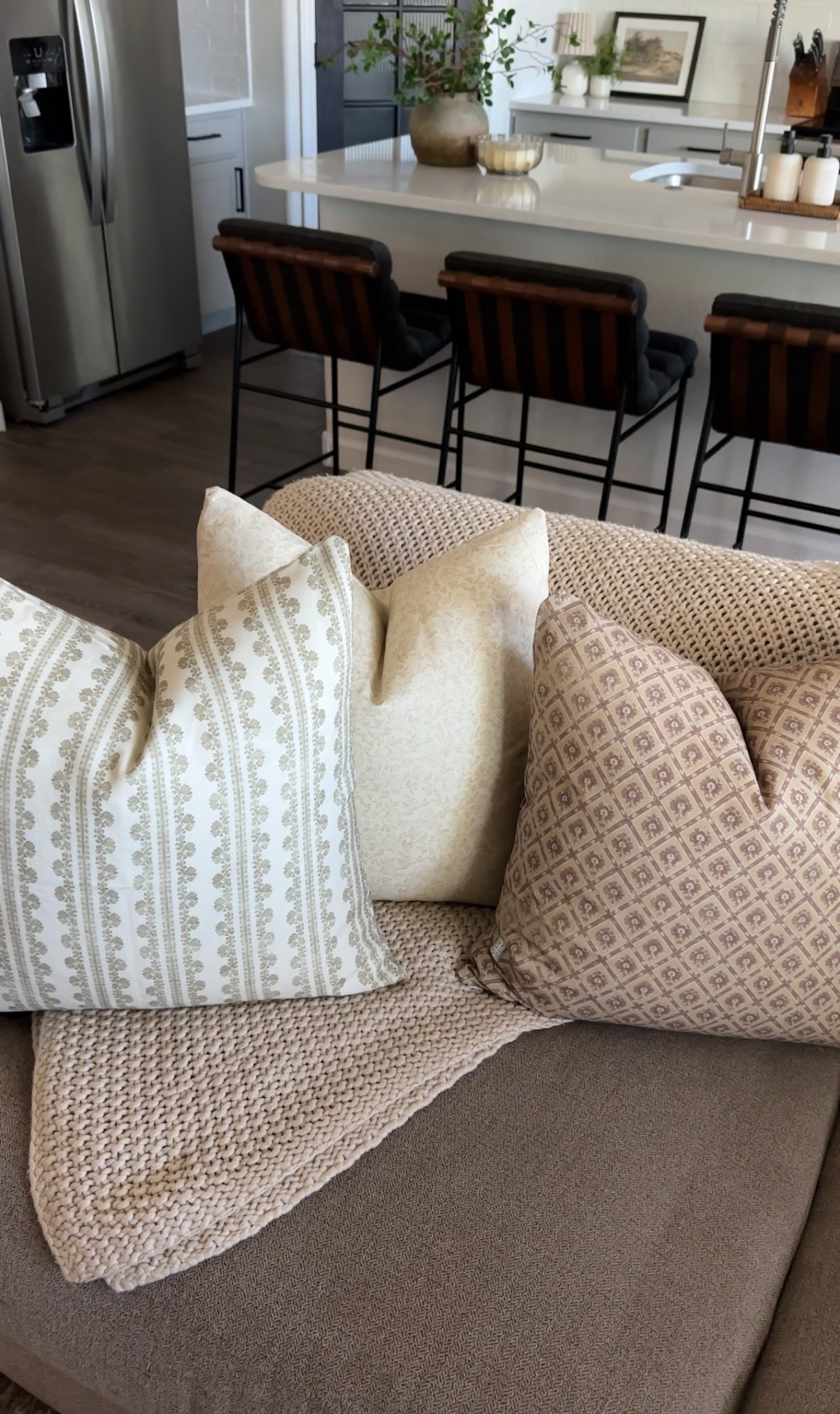 Spring pillow refresh 🌷 all my pillows are 22” code RACHELVAN to save 🫶🏼

#LTKFindsUnder50 #LTKHome #LTKFindsUnder100