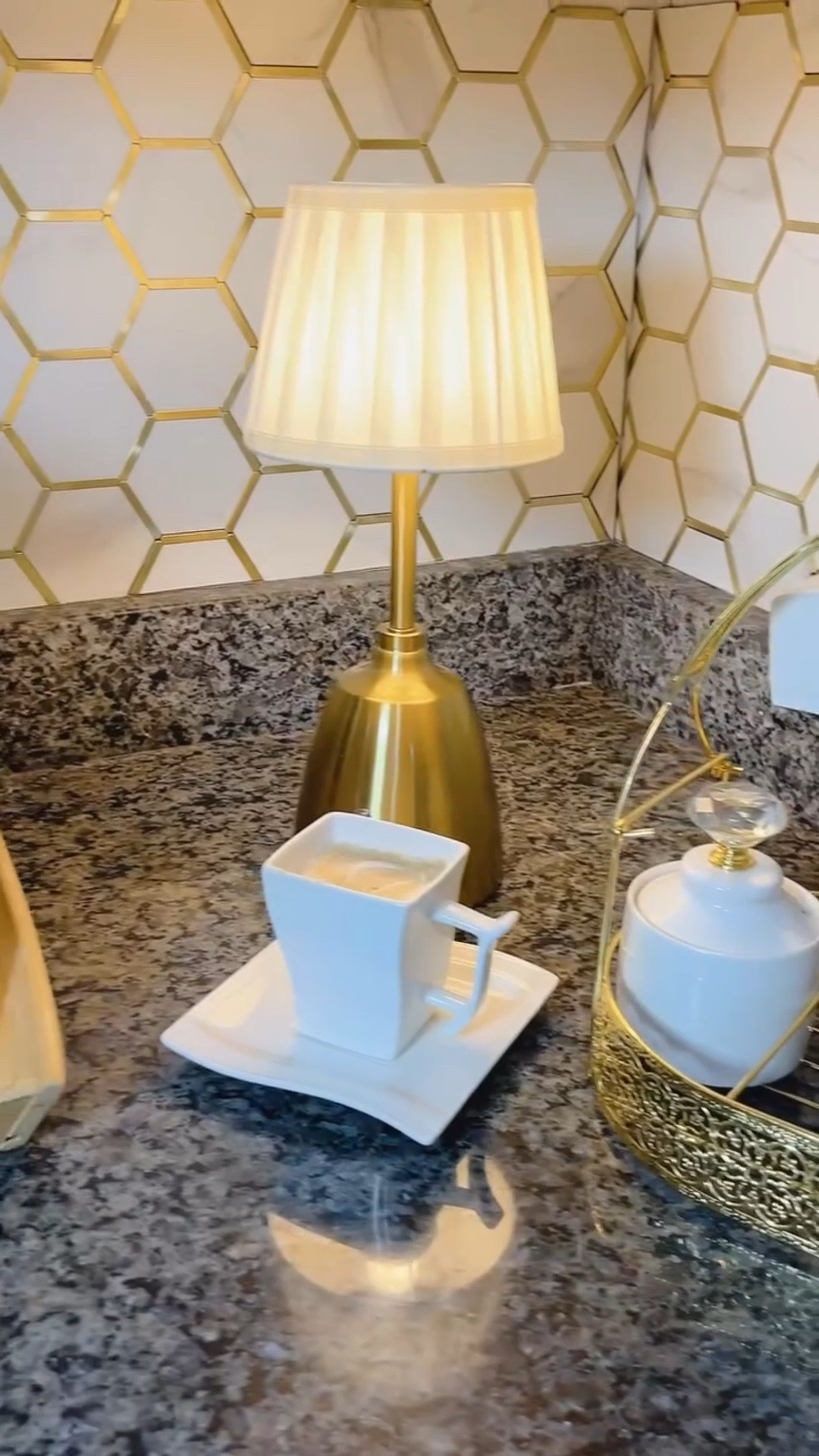 Me llegó esta lámpara táctil y quedó perfecta en la cocina ✨ Súper fácil de armar y aún más fácil de usar. ¡Un detalle que cambia todo el ambiente!”
.
“This touch lamp just arrived and it looks perfect in the kitchen ✨ Super easy to set up and even easier to use. A small detail that completely transforms the space!”
.
#TouchLamp #HomeDecor #KitchenStyle #SmartLighting #Unboxing