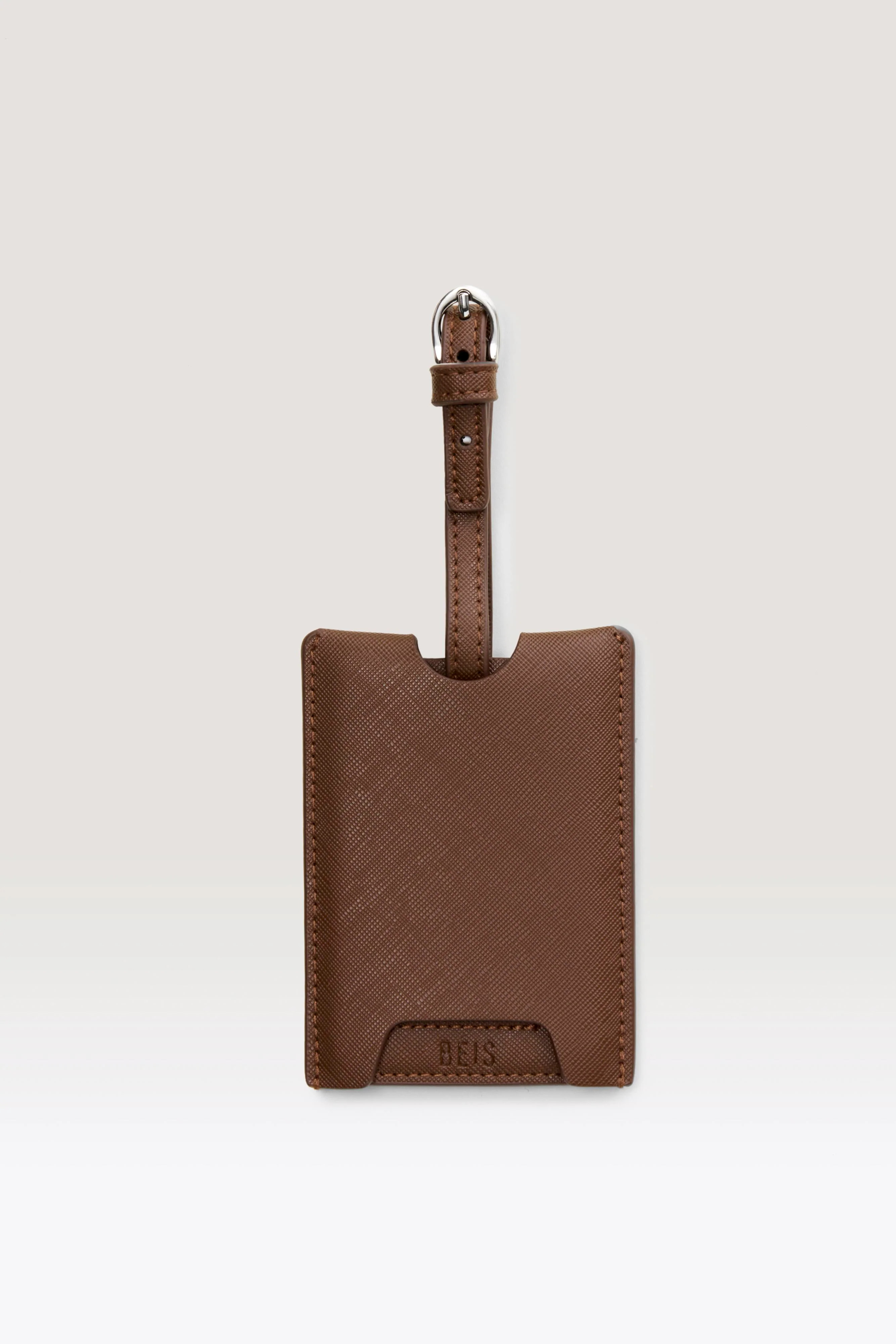 B\u00c9IS \u2018The Luggage Tag\u2019 in Maple - Brown Luggage Tag | BEIS