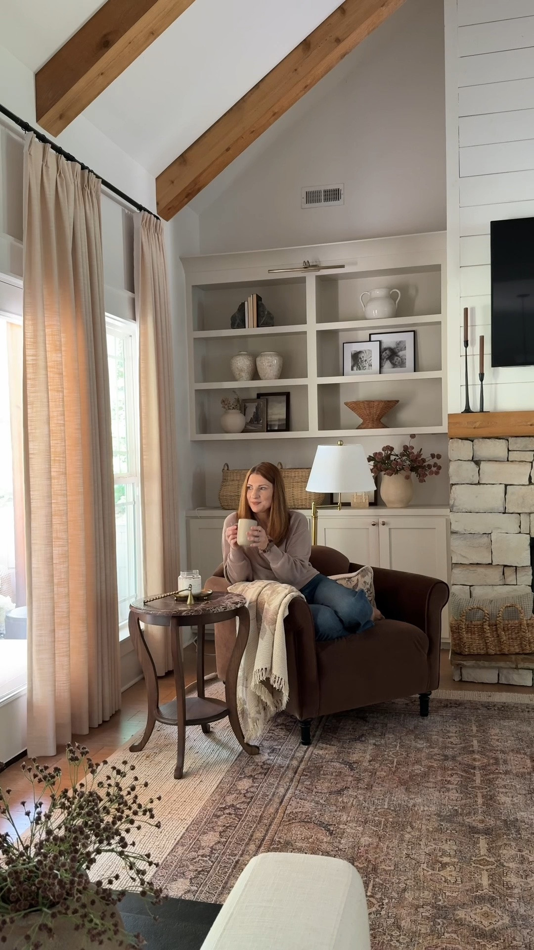 My newest cozy obsession 😍 If there is one thing I love, it’s mixing materials and textures to get that curated feel that I love so much! I love how this marble side table from @joonloloi made this cozy corner in our living room feel much more complete! #sponsored
