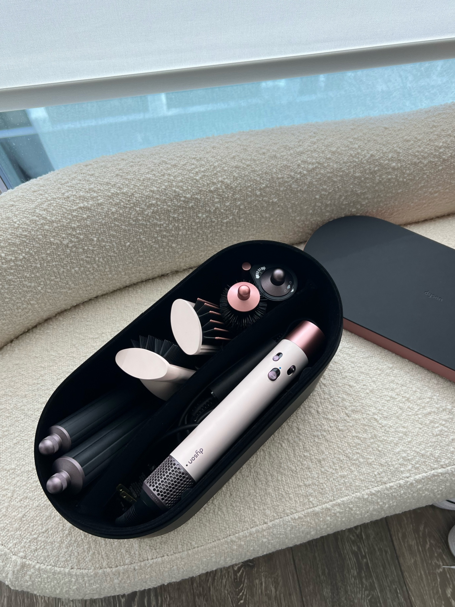 it's here!! 💗💗 the pink/rose gold Dyson airwrap