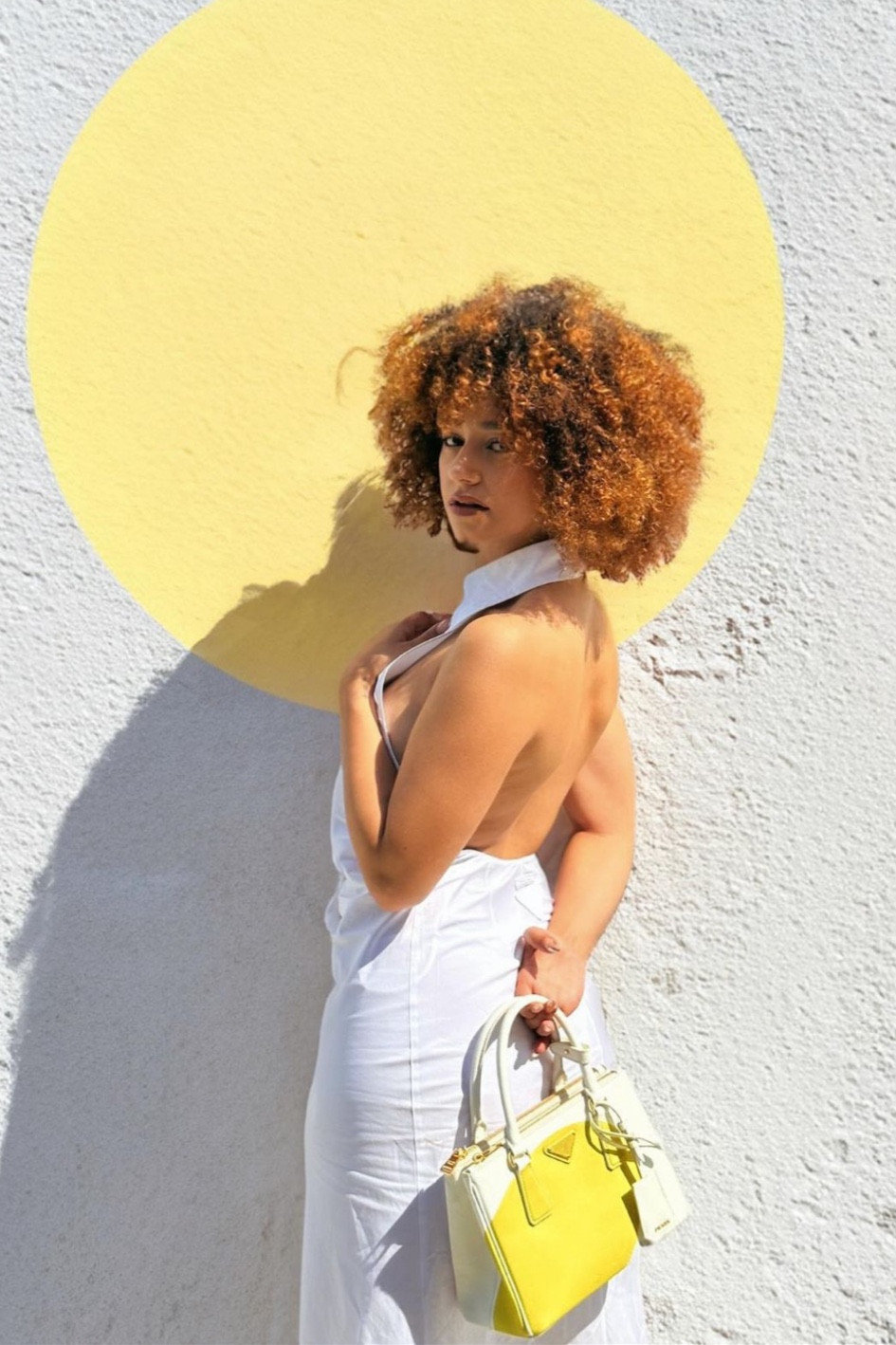 Longue robe chemise en popeline robe blanche dos nu robe col chemise robe sans manche robe d’été Prada Petit sac Prada Galleria edition special en Saffiano sac prada jaune et blanc sac à main en cuir multicolore sac édition limité Lena situation mode style tip 

#LTKFind #LTKitbag #LTKstyletip