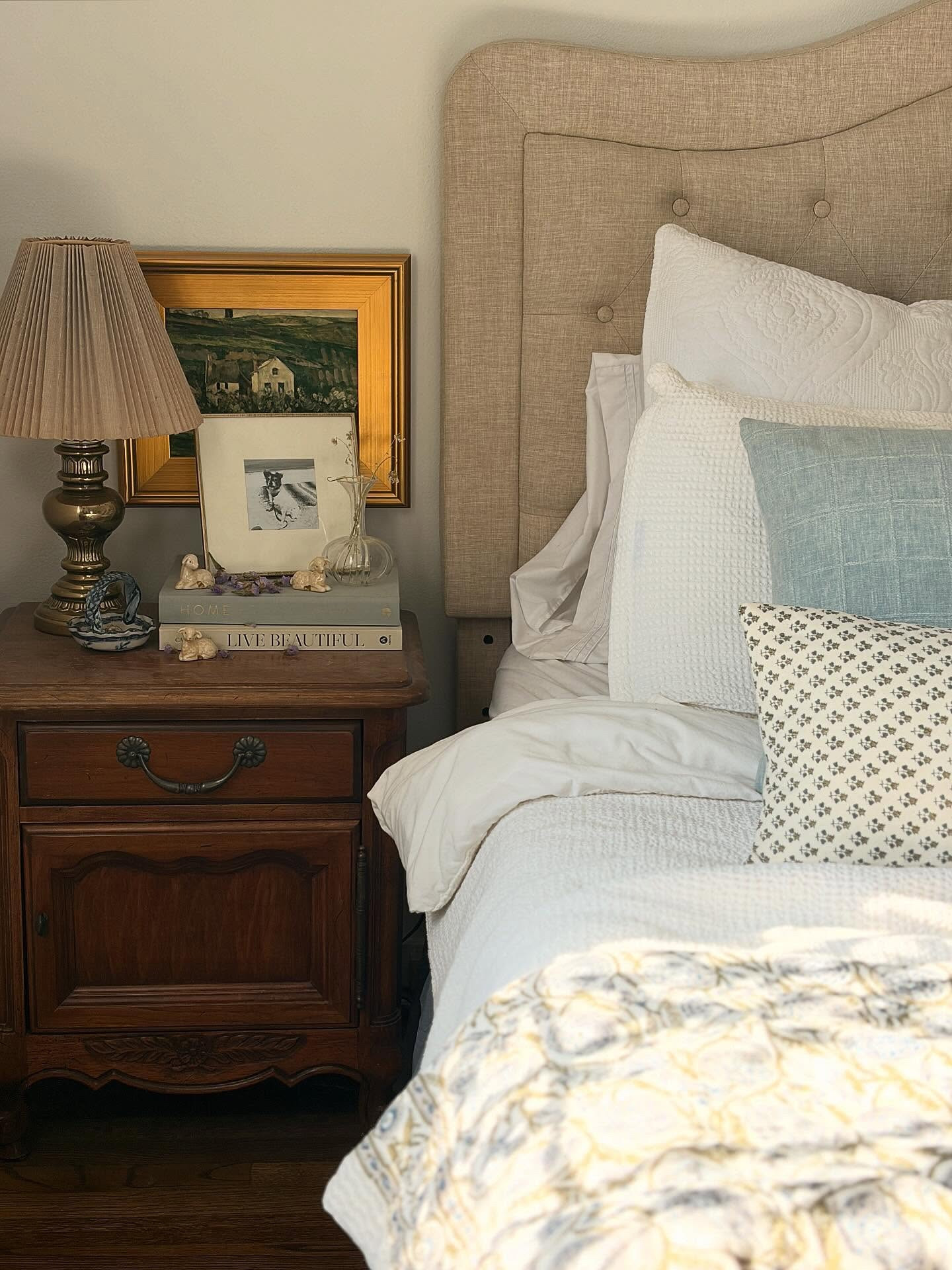 Our lovely guest bedroom bathed in morning sunlight. One of my favorite rooms to design and spend time in. It’s a special nest for loved ones- a cozy retreat. #englishcottage #cottage #antiquefurniture #guestbedroom #bryanscozycorner
