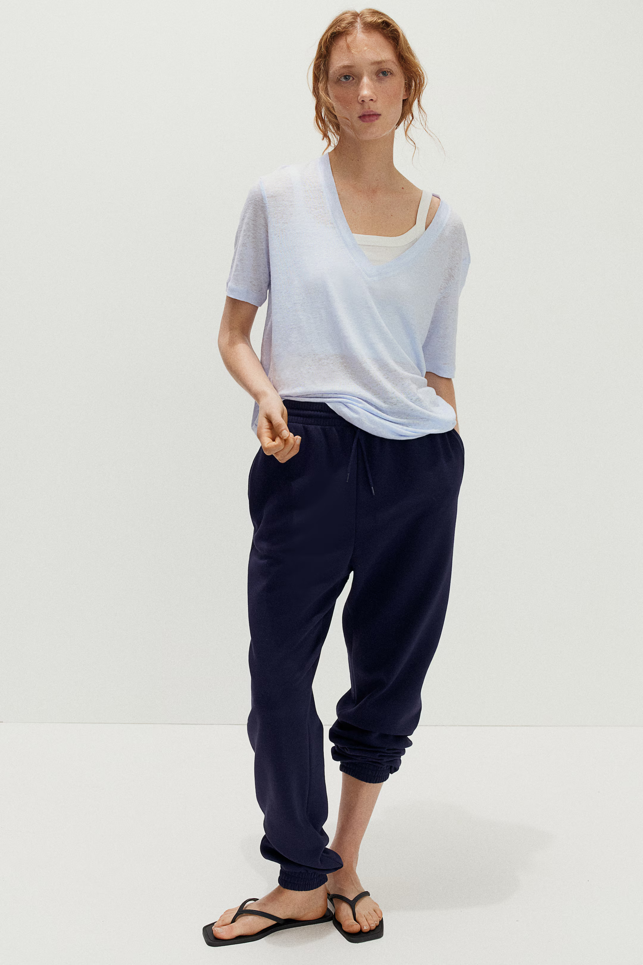 T-Shirt mit V-Neck aus Leinenjersey | H&M (DE, AT, CH, NL, FI)