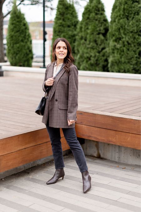 What to Wear when in between Winter and Spring | 5 transitional outfit ideas

1. Oversized blazer
Ankle jeans
Polo sweater
Ankle boots 

#LTKstyletip