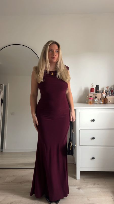 maxi long bodycon backless burgundy dress 

#LTKeurope #LTKSeasonal #LTKMostLoved