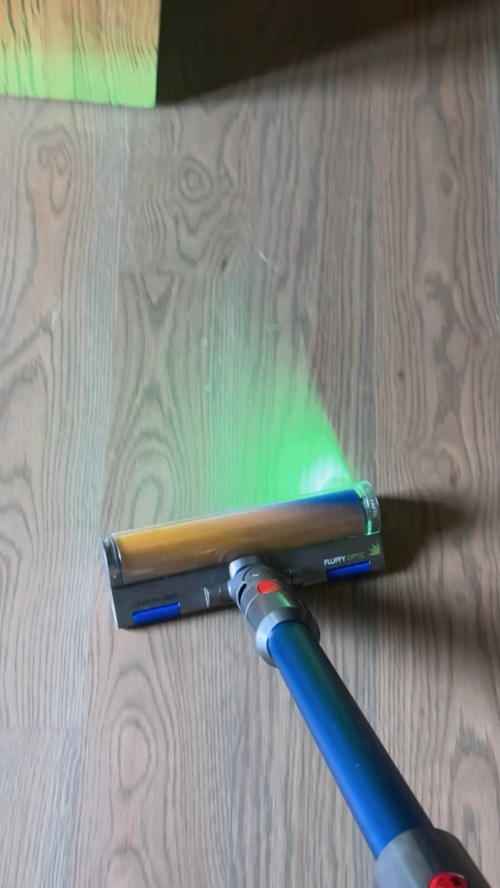 Cordless vaccume 
Vaccume 
Hardwood floor