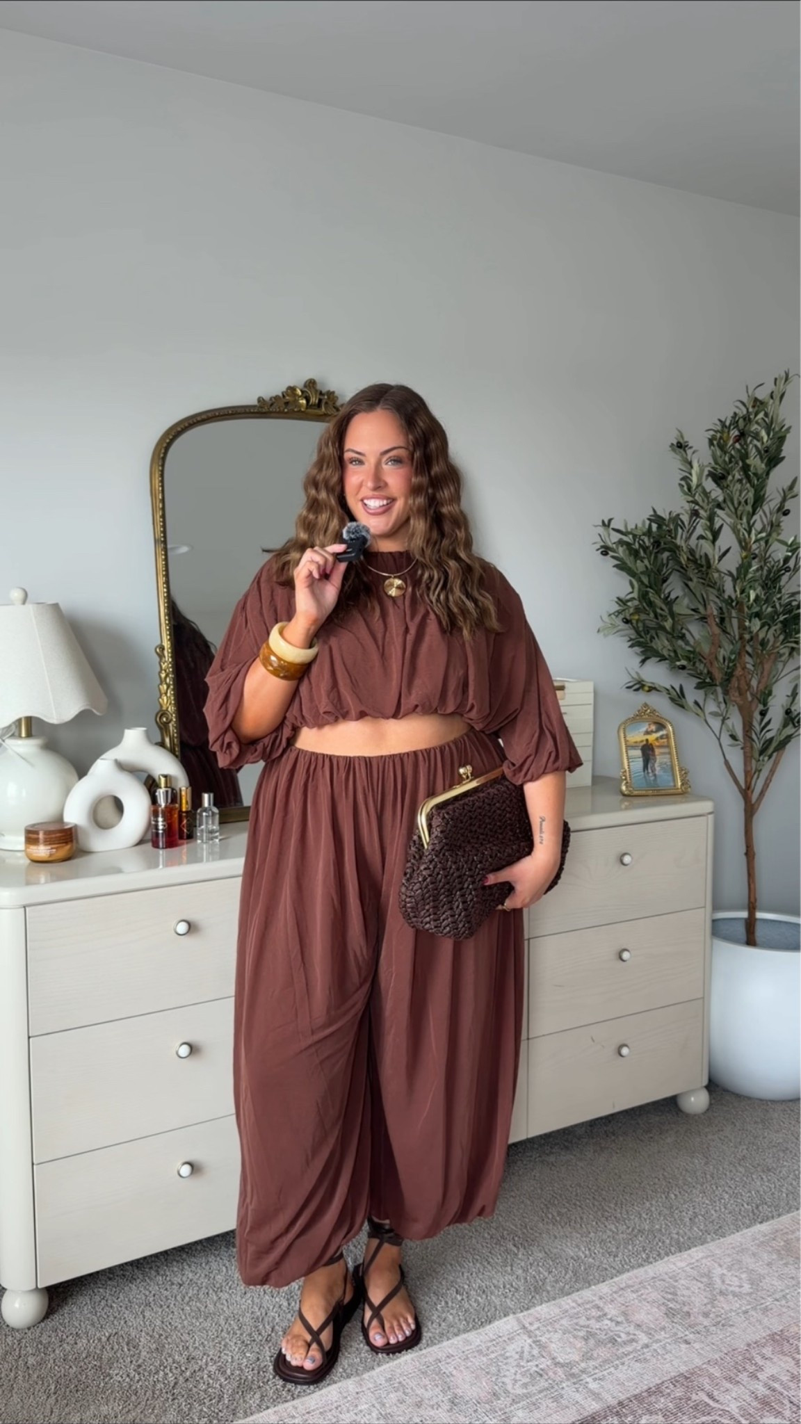 Wearing a size large! This set is SUPER stretchy!
