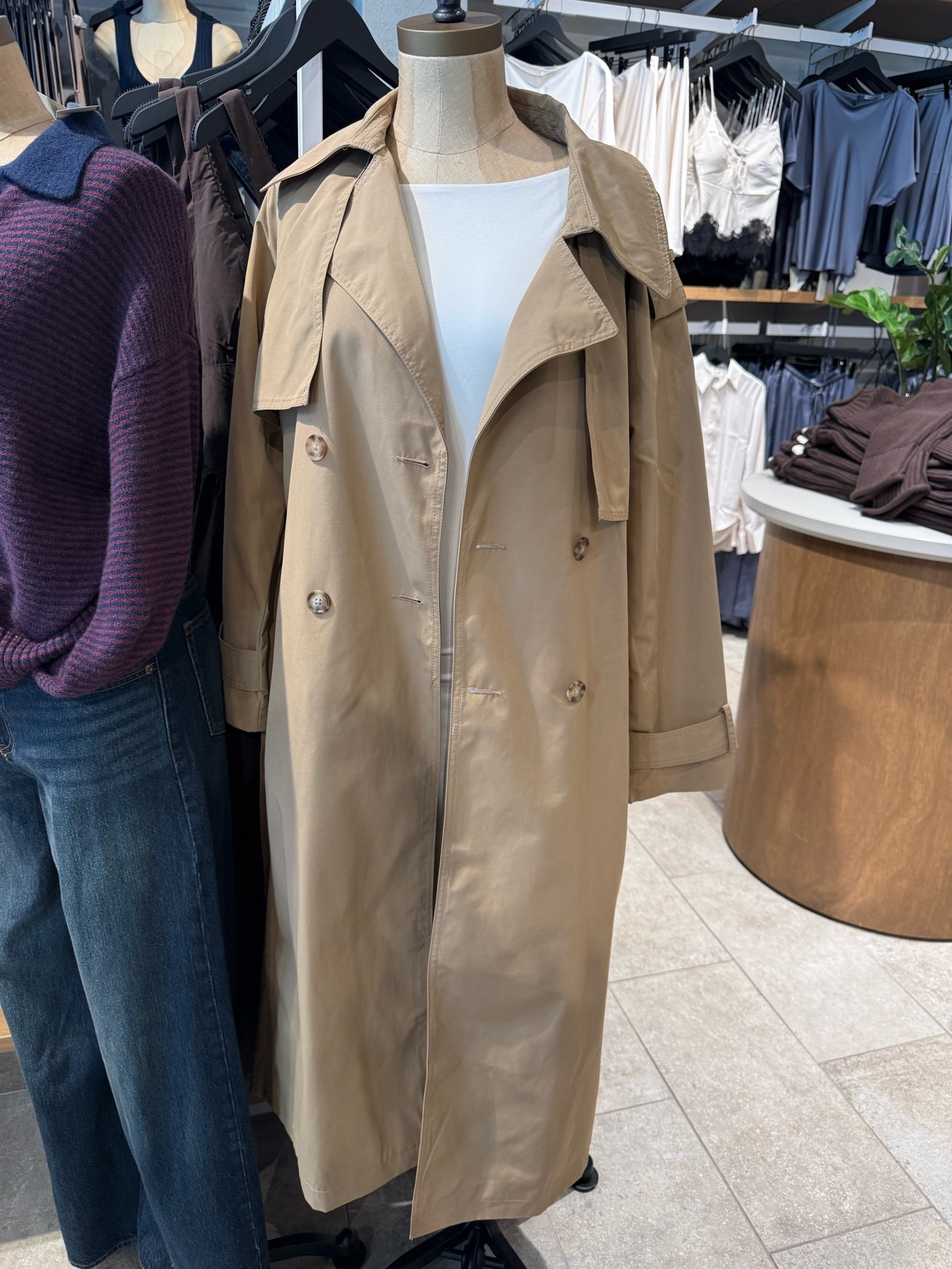 I’m loving this trench coat I saw at Abercrombie today, it’s such a classic piece to have in your closet!