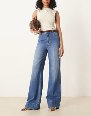 ASOS DESIGN Tall - Jeans met wijde pijpen, plooi aan de voorkant en riem in donkere mid-wash | AS... | ASOS (Global)