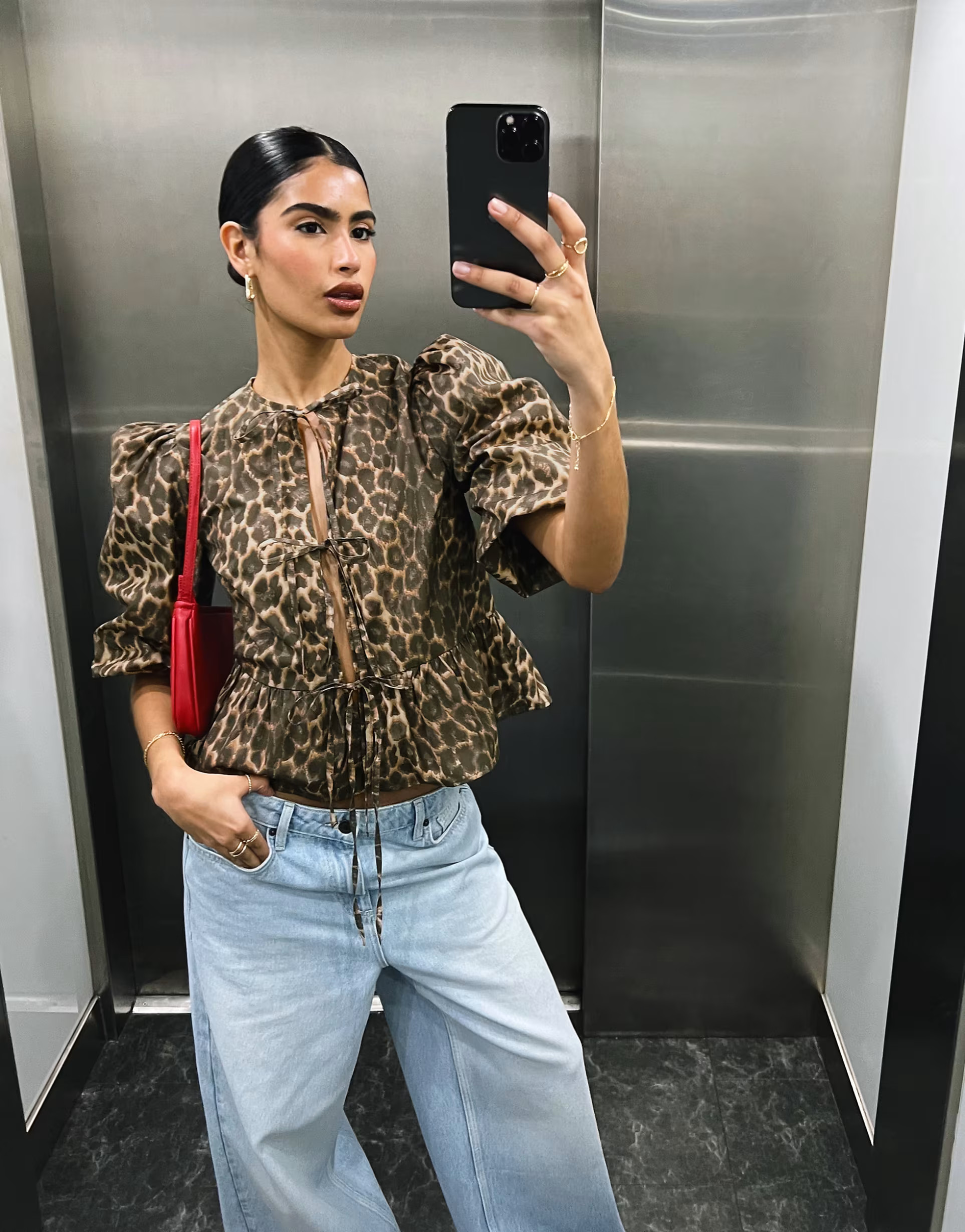 ASOS DESIGN – Bluse aus Baumwoll-Popeline mit Leopardenprint, Binde-Details und Schößchen | ASOS (Global)