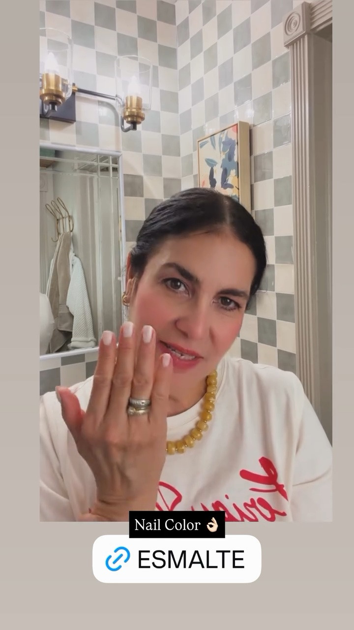 COLORES QUE SIEMPRE USO: solo estos dos! Me hacen la vida y los outfits más fáciles. También me han ayudado a que las uñas se mantengan saludables y no se me rompan 
#nails

#LTKdayinmylife #LTKgrwm #LTKOver40