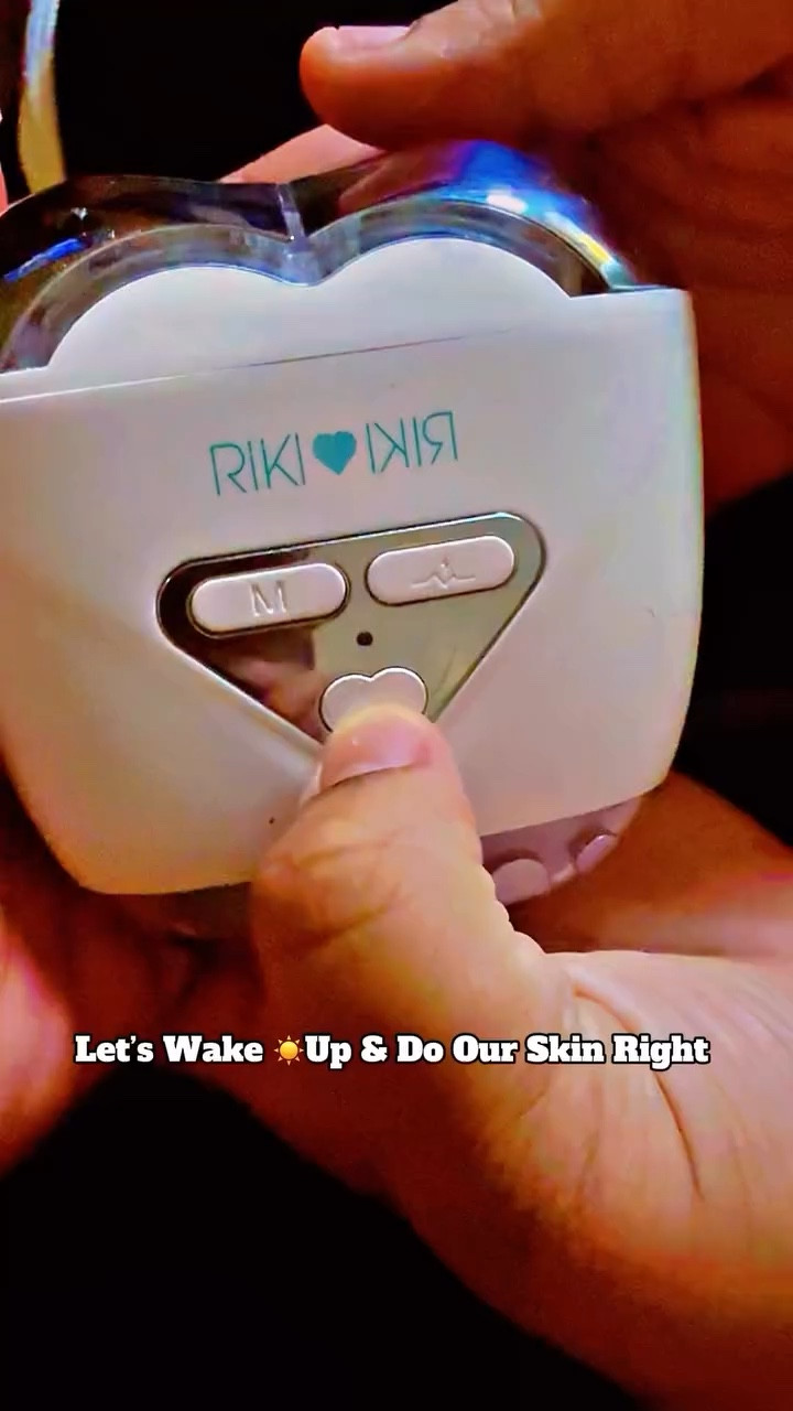 Stop🚫Scrolling If You Want A Natural
Face Lift! ‼️
The @rikilovesriki 
Sculptress PRO 2.0 Is Literally 
An 8-In-1 Skincare Revolution
🛍️ BUY IT HERE : https://amzn.to/4buNUsC
In The Palm Of My Hand.
It Lifts, Sculpts, & Depuffs My Skin In Minutes Stop
Thinking About It & Start
Sculpting! Secret to A Quick Face Lift
Your Face Will Thank You Later 💯
#rikilovesriki #redlighttherapy #glowyskin 
#skincare #dianatheeboss