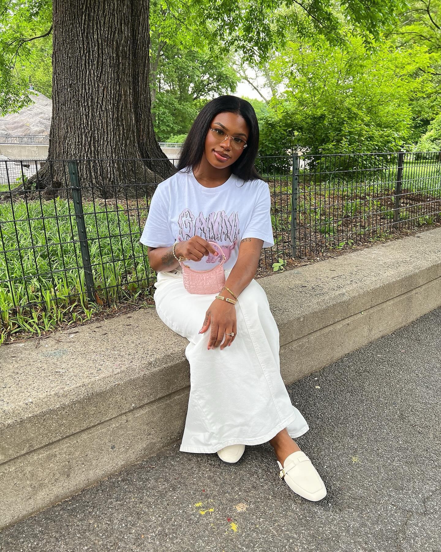Spring time in the park 💐
shirt and bag @ganni 
Skirt @nakdfashion 

#springootd #explore #pinkootd #ganni #gannigirls