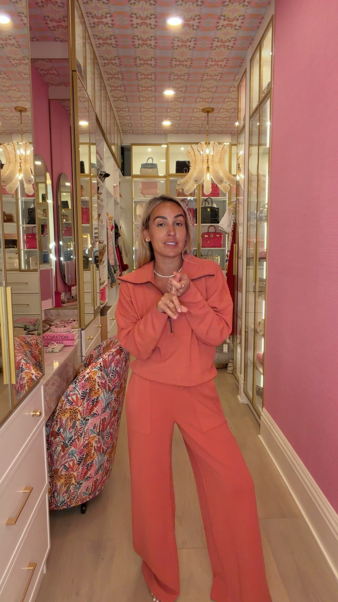 The comfiest @Spanx lounge set! This color is INSANE 😍

#spanxpartner