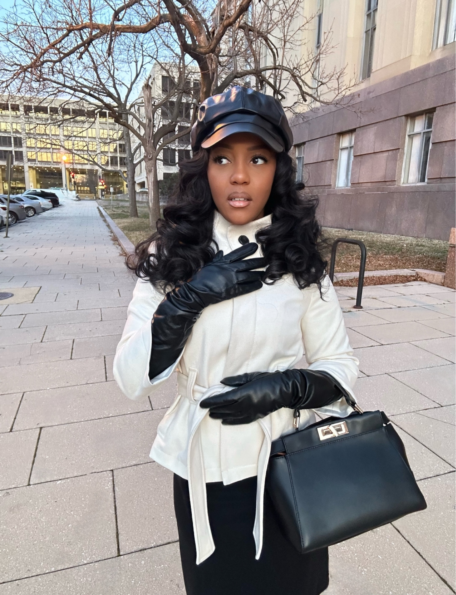 Nothing says ‘coat season’ quite like sleek leather accessories. 🖤✨ A structured leather hat and classic gloves are the perfect duo to add a touch of sophistication (and warmth!) to any outerwear look.
