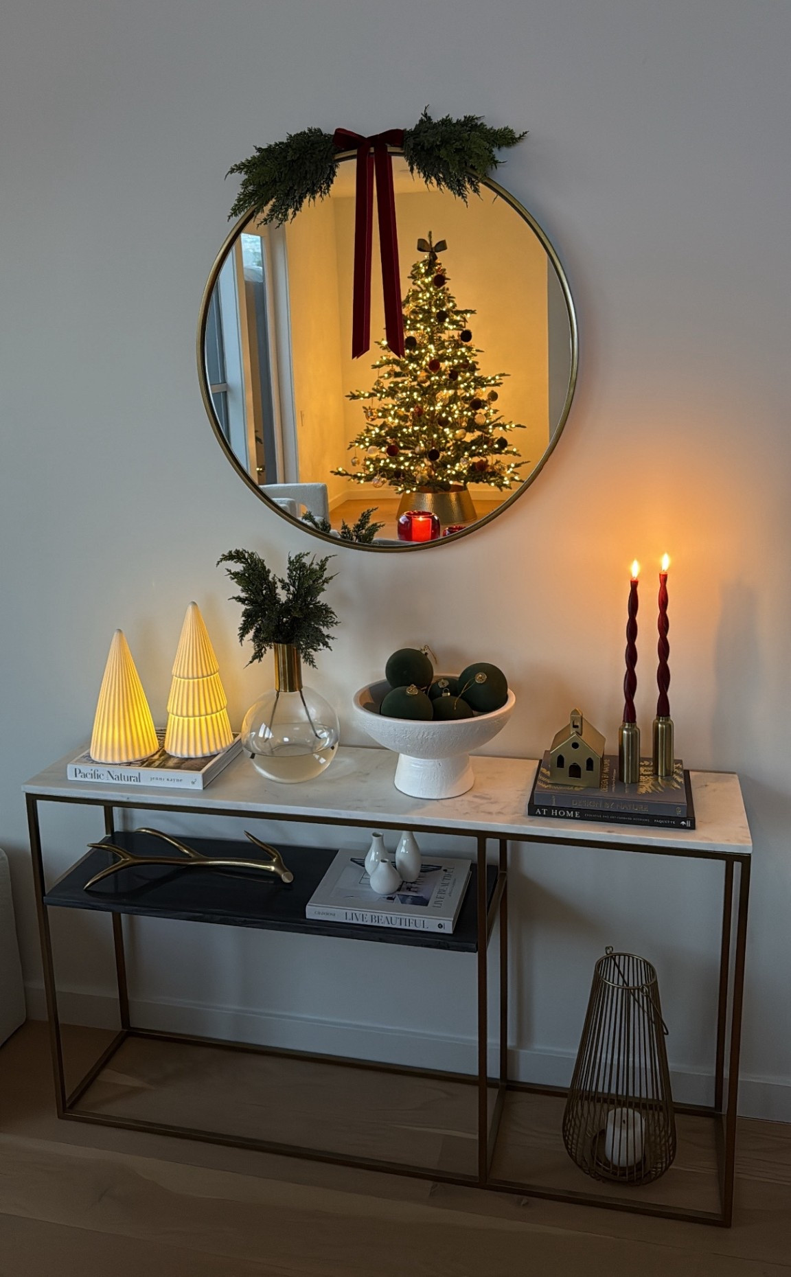 Christmas console decor ❤️🎄

#LTKHoliday #LTKHome #LTKFindsUnder50