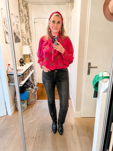 Outfits of the week

A fuchsia pink flowy blouse with voluminous sleeves (Shoeby, old) paired with LTS made for good black jeans (in 34” length). Earrings from Studio Vaia and headband from Luvvies by Saar. 



#LTKcurves #LTKstyletip #LTKeurope