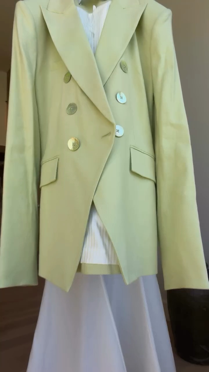 The color is Pistachio! If there’s an item that feels bold for an office setting, I like to pair it back with neutrals – it feels more approachable and wearable in the workplace that way!

#summerworkwear
#officeoutfit
#businessformal
#professionalwear
#classicstyle

#LTKgrwm #LTKWorkwear #LTKSaleAlert
