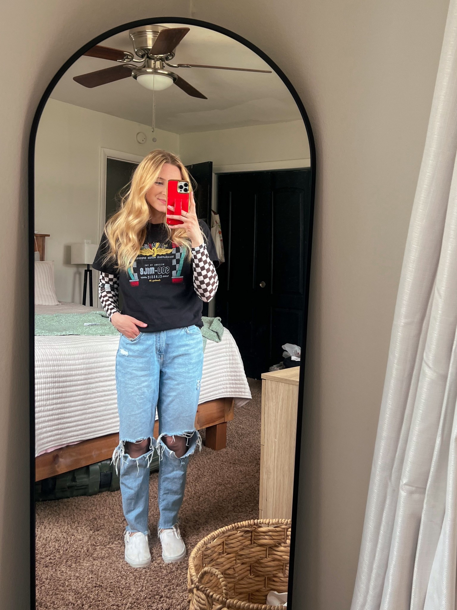 Racing outfit, race day outfit, racing outfit, Indianapolis 500 outfit, Indy 500 outfit, checkered outfit, casual mom outfit, ripped jeans outfit, spring style

Shirt is: united state of Indiana (S) 