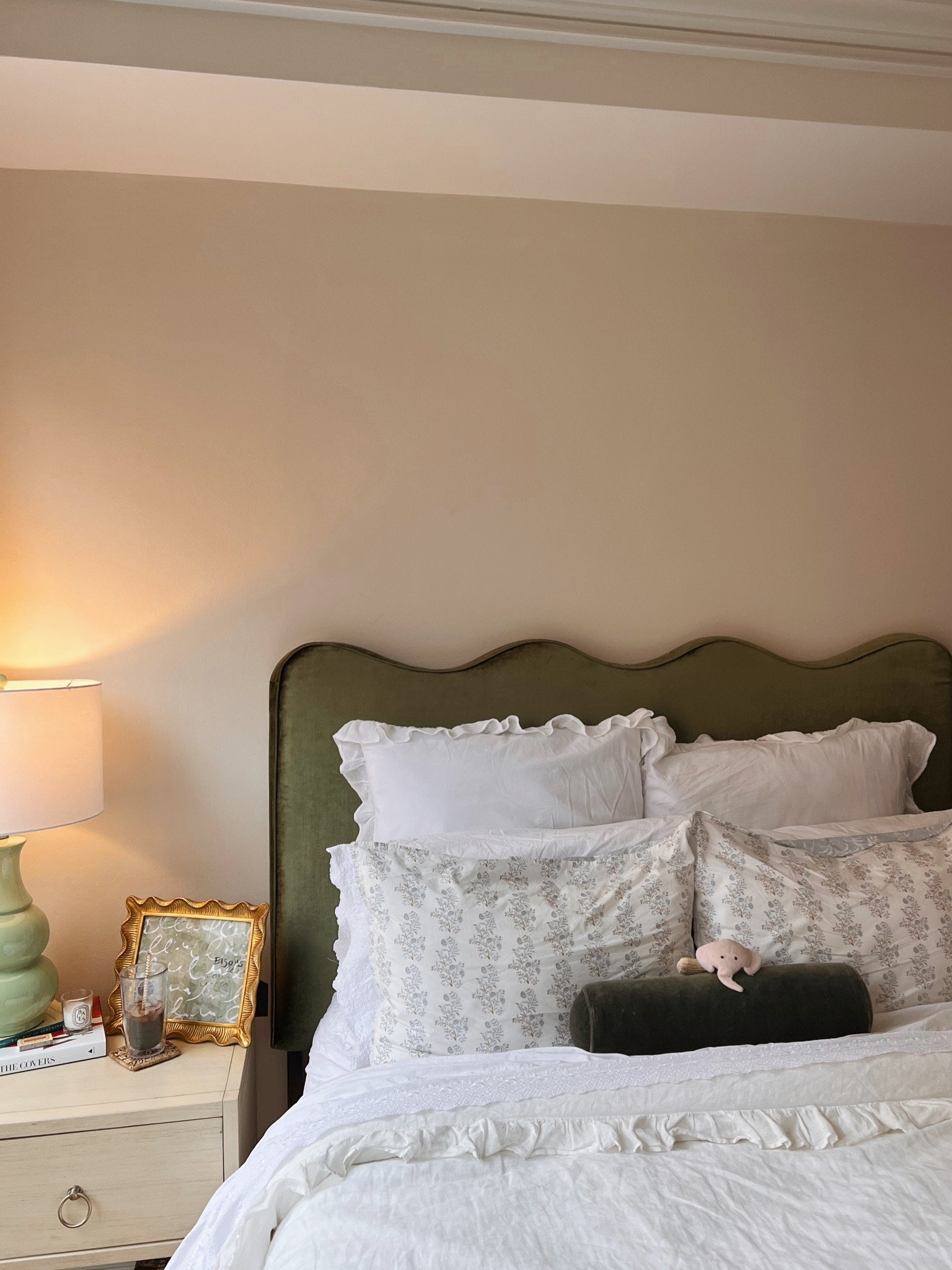 Apartment decor, post grad decor, bedroom decor, budget decor, dark green, winter decor 