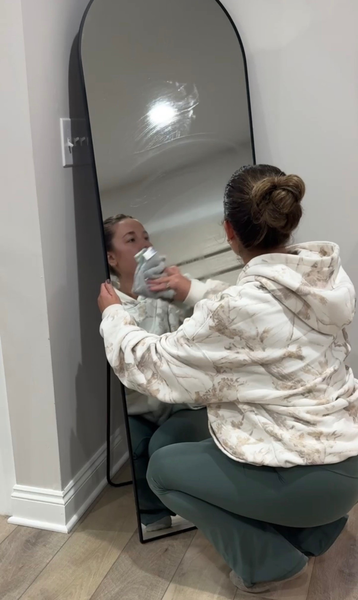 The mirror that makes the room look bigger + the products that keep it looking brand new ✨
Small details = big difference.
Everything linked 🫶🏼

#homestyle #roomrefresh #homeaesthetic #cleanhomeclub #ltkhome #decorfinds

#LTKHome