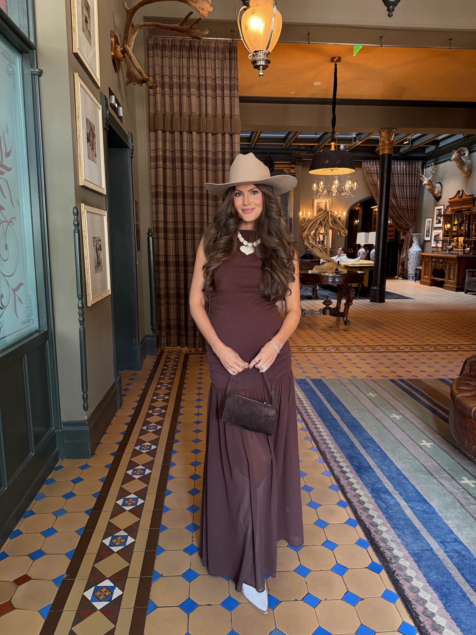 Night One in Aspen! 🤍✨ This dress is not maternity, I just sized up!

#LTKTravel #LTKBump #LTKgrwm