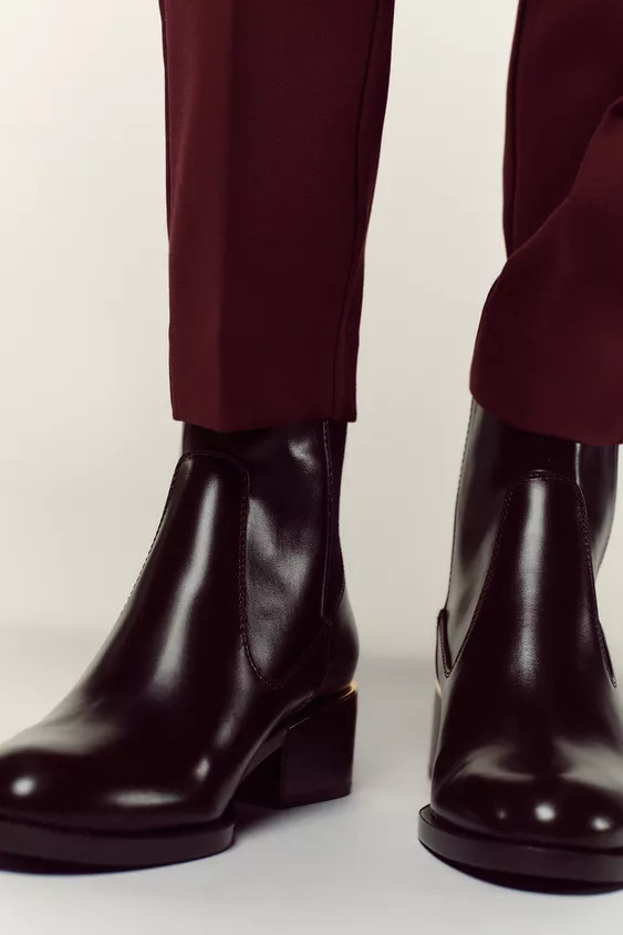 FLACHE STIEFELETTE MIT METALL-DETAIL | Zara DE