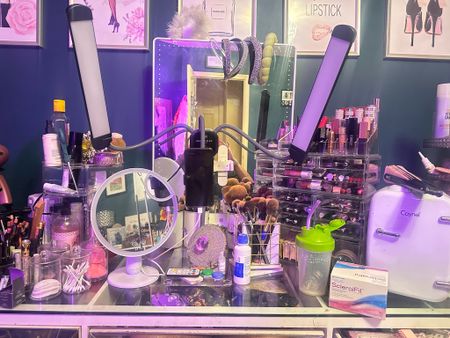 Makeup 💄 
Live stream 🤳
Makeup Mirror 🪞 
Ring light 💡 

#LTKbeauty #LTKover40