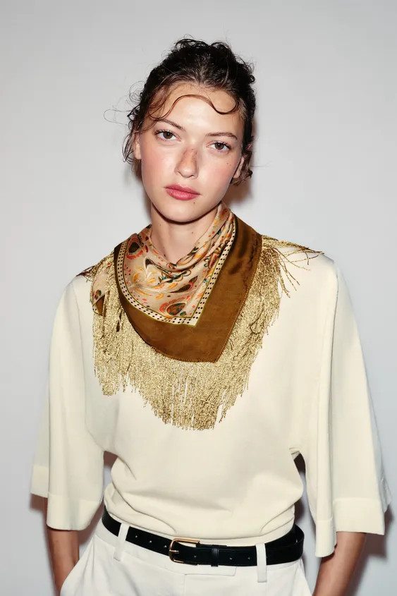 Printed scarf made from a viscose and silk blend (29%). Contrasting fringe trim. | Zara US