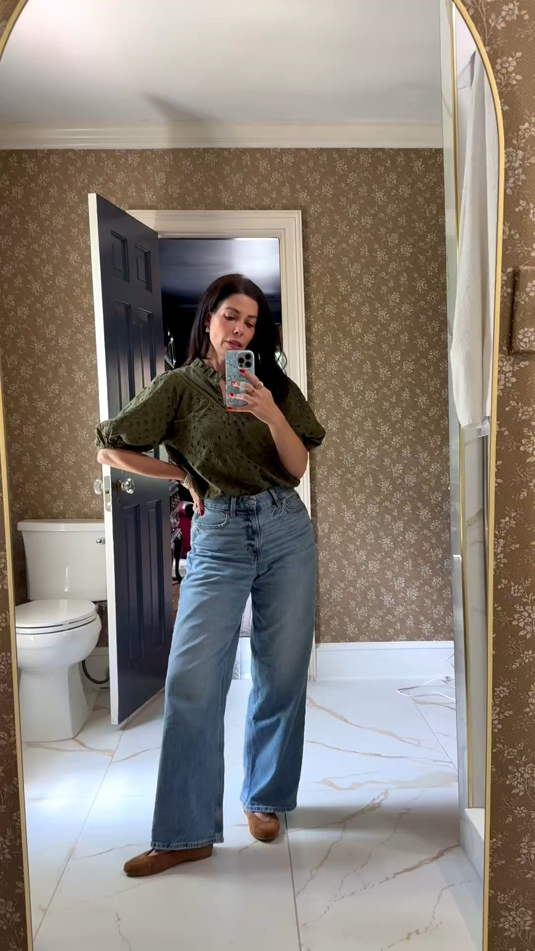 Eyelet shirt and straight leg jeans 😍 my go-to, everyday uniform I take from summer into fall! 

#ootd

Todays ootd. Summer to fall outfit. Fall transitional outfit idea. Go to denim. Easy everyday outfit.

#LTKootd #LTKWorkwear #LTKSeasonal