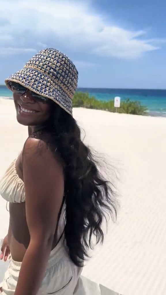 Chasing sun and style in my new swimwear and joggers, paired perfectly with these Louis Vitton shades. Ready for the beach vibes! 🌊✨ #SwimwearStyle #SummerEssentials #LouisVuitton #BeachReady #FashionInspo #OOTD #ChicAndComfy

#LTKSwim #LTKHoliday #LTKTravel