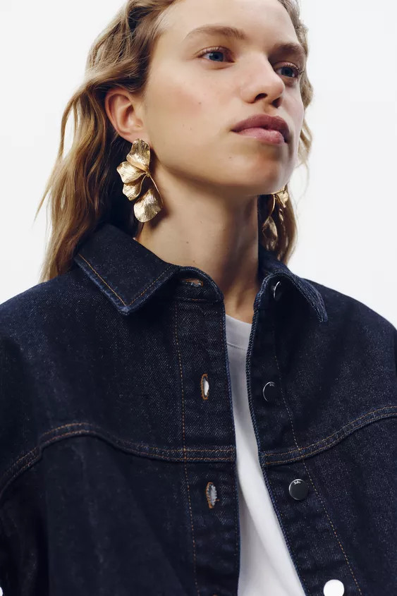 Embossed metal fan-shaped earrings. Push-back fastening. | Zara UK