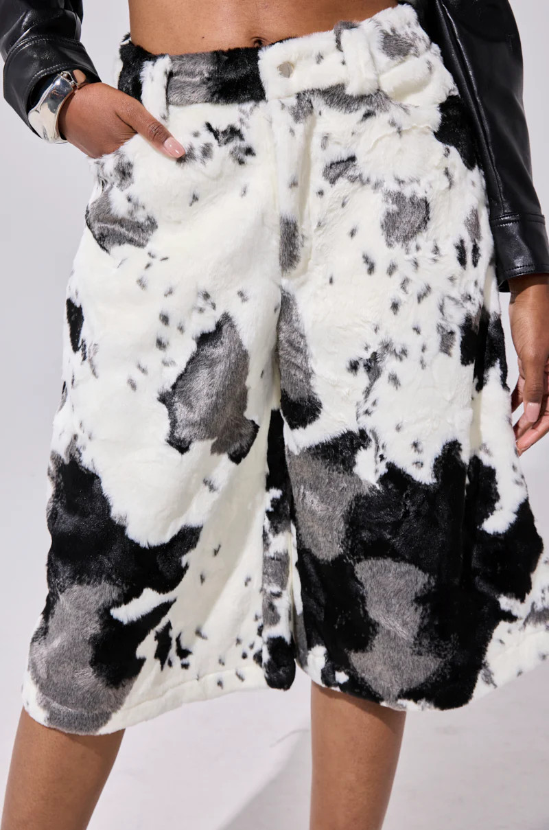 WATCH OUT COW BERMUDA SHORT | AKIRA