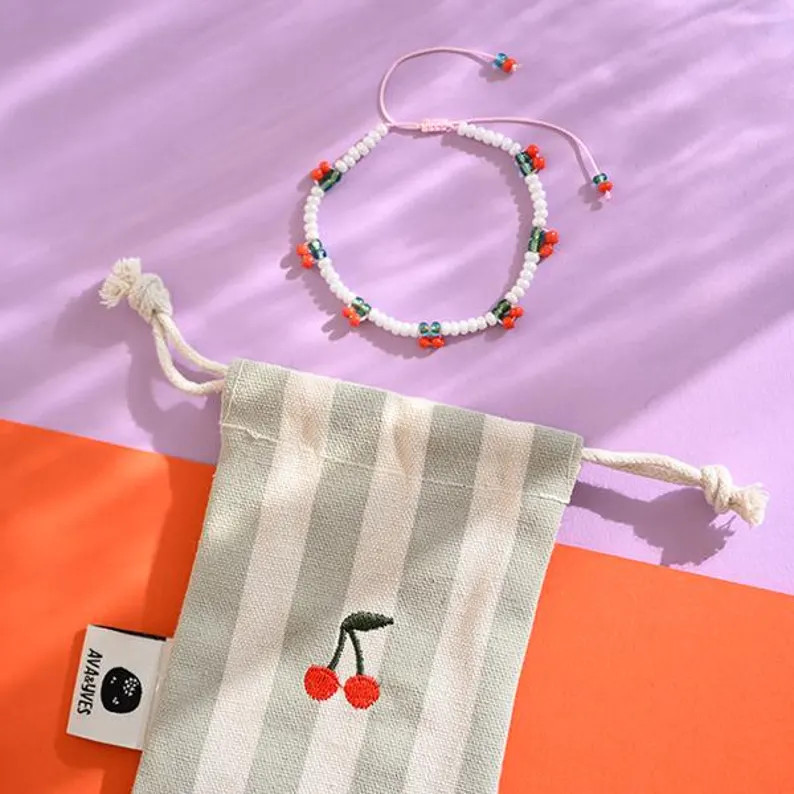 Perlenarmband Kirschen mit Makrameeverschluss, Säckchen hellgrün/natur und Kirsche bestickt - E... | Etsy (Global)