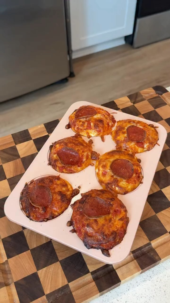 PIZZA BITES que son fáciles, rápidos y perfectos para meal prep🤍🍕

Ingredientes (6 servings / 6 pizza bites):

* 3 mini cups de cottage cheese low-fat
* 100g de harina
* 1 cdta de polvo para hornear
* ½ taza de salsa de tomate
* 4 oz de queso mozzarella
* 6 slices de pepperoni

Preparación:

1. Mezcla el cottage cheese, la harina y el polvo para hornear hasta formar una masa.
2. Divide en 6 partes y forma los “bites”.
3. Añade salsa, queso y pepperoni encima.
4. Hornea a 400°F por 15-20 minutos o hasta que estén doraditos.

(167 calorías por porción) puedes hacer mas porciones si los quieres mas crujientes!!

Guárdalo para tu próximo meal prep y comenta si quieres más recetas así ✨