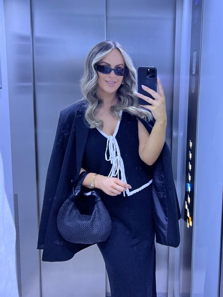 Monochrome outfit my afternoon tea in London 🫶🏼

I’m wearing a size medium waistcoat, size 10 skirt and a size 14 blazer!

Everyday outfit, monochrome outfit, spring outfit, asos waistcoat, new look skirt, black blazer, high street fashion, ootd, what I’m wearing, chic outfit

#LTKstyletip #LTKSeasonal