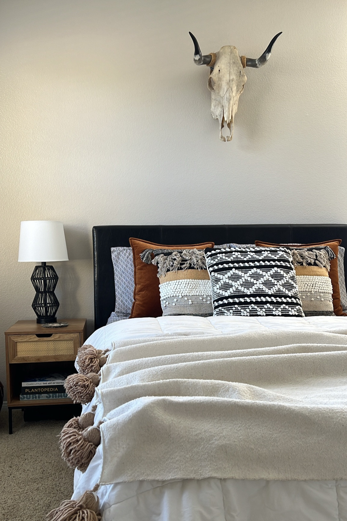 Southwestern inspired bedroom decor 🐮🏜️

#southwesterndecor #bedroomdecor 

#LTKHome