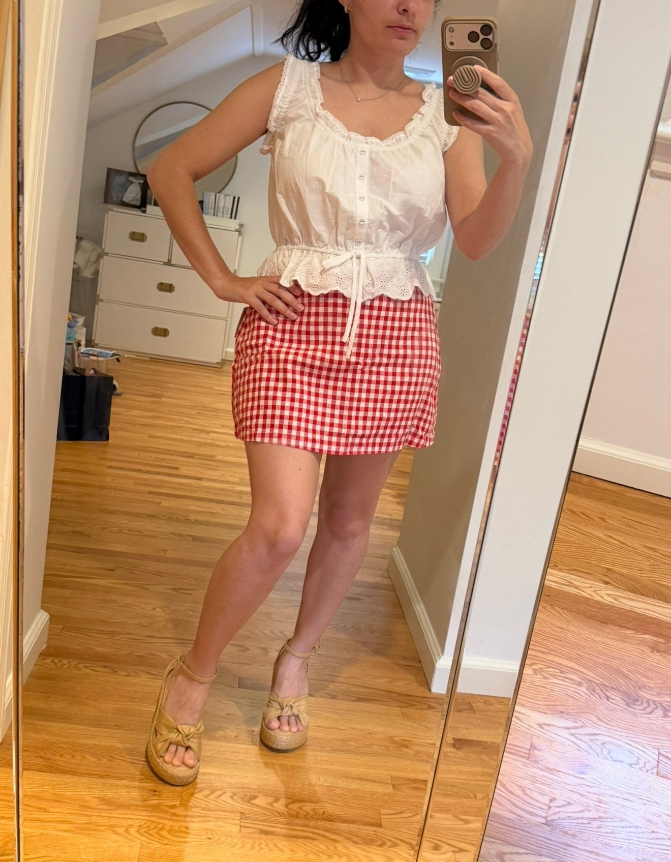 Red gingham skort 
Eyelet tank top
Old navy
Summer outfitt Spring outfit