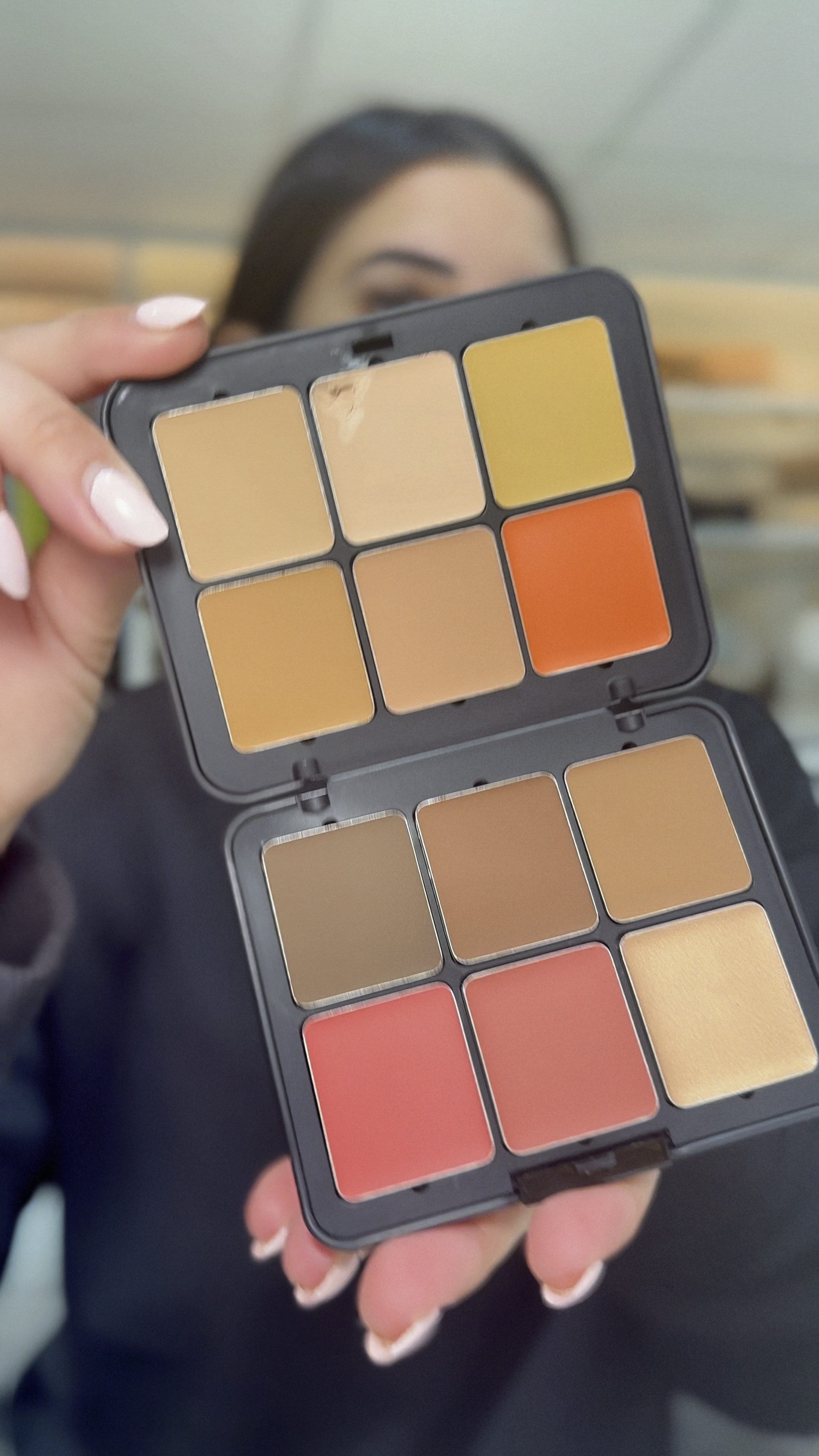 GRWM using the @makeupforever HD SKIN ALL IN ONE PALETTE for my full face! 
I love how versatile this palette is. 

Take advantage of the Friends & Family sale for 30% off on their website thru the 15th!

