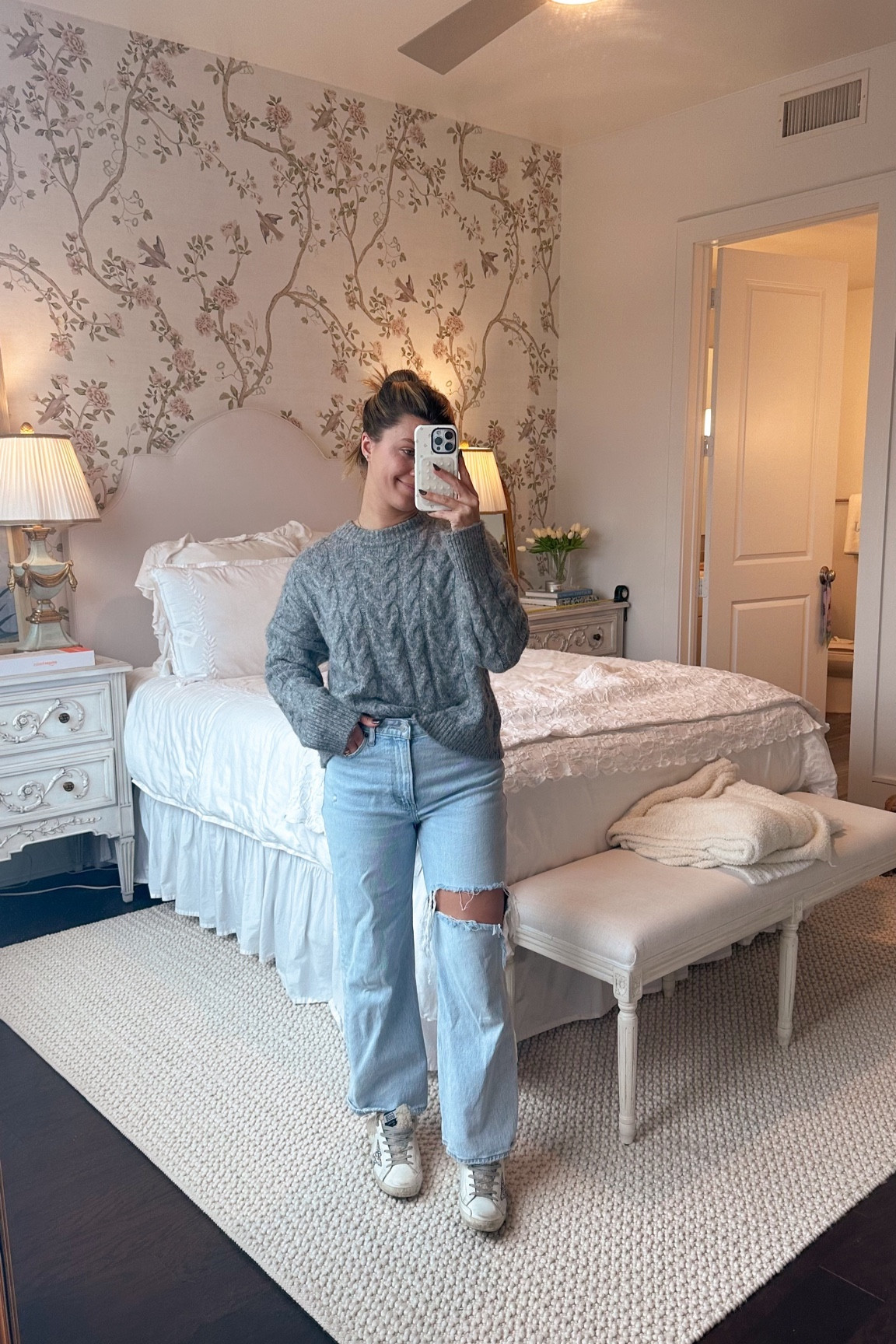 Cozy Fall OOTD🍂

Wearing a size xs in the sweater and size 25 in my favorite jeans ever!